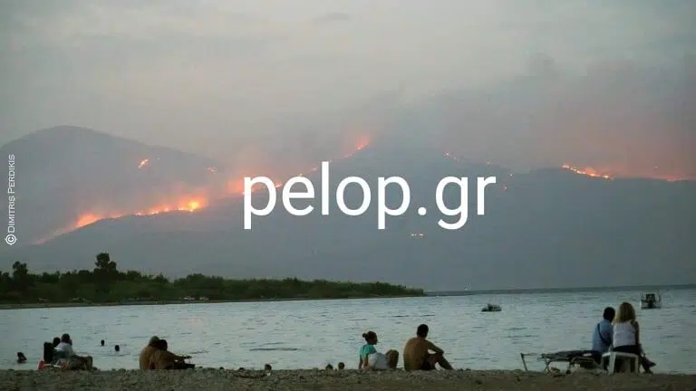 Στη φωτογραφία, από το pelop.gr, η φωτιά στη Φωκίδα όπως φαινόταν το βράδυ της Πέμπτης από τις παραλίες της Αιγιάλειας - που επίσης γνώρισε τον δικό της πύρινο εφιάλτη στις αρχές της εβδομάδας: