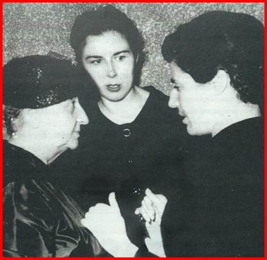 Οι τρεις βουλευτίνες της ΕΔΑ το 1958, από αριστερά: Μαρία Σβώλου, Ελένη Μπενά και Βάσω Θανασέκου