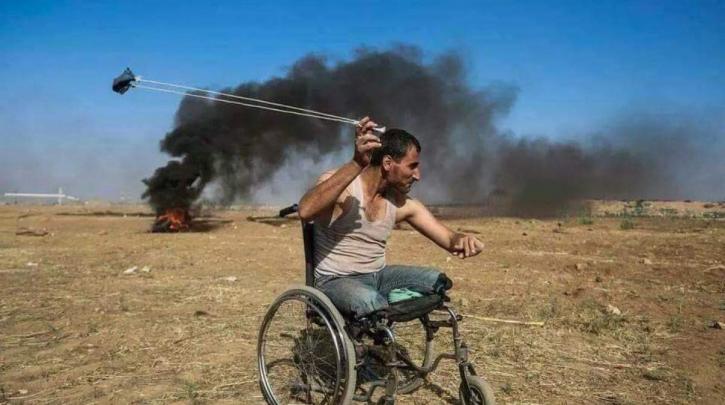 Η ιστορία πίσω από τη φωτογραφία του Παλαιστίνιου διαδηλωτή με τη σφεντόνα  στο καροτσάκι :: left.gr