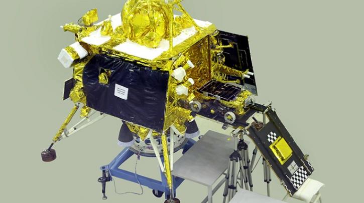 Η Ινδία έθεσε σε «λειτουργία αναμονής» το διαστημικό της όχημα που προσεδαφίστηκε στη Σελήνη